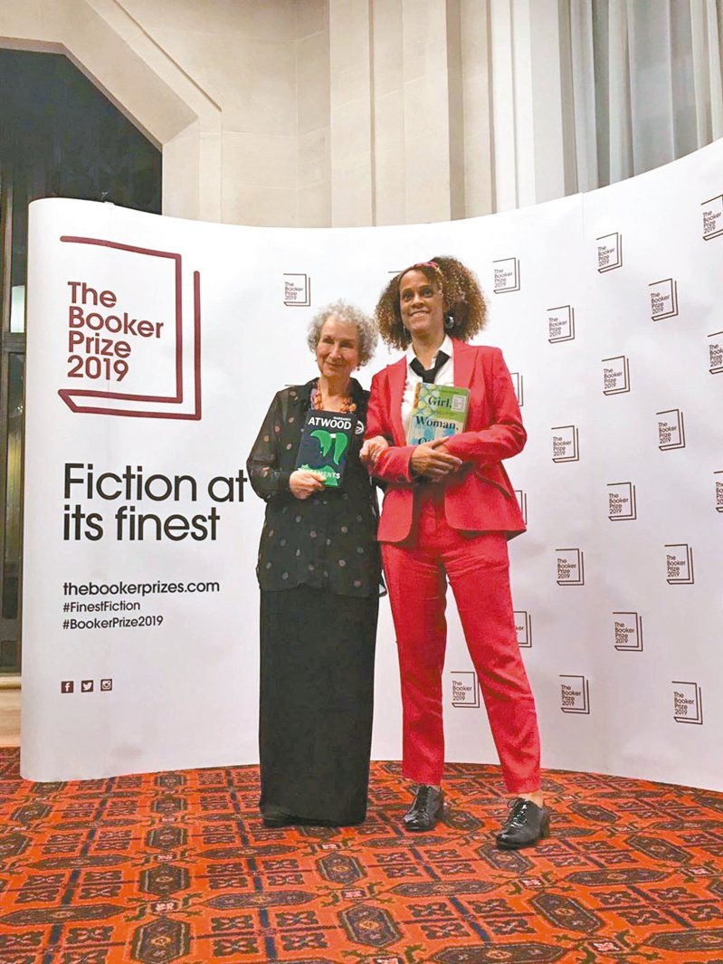 2019年，瑪格麗特．愛特伍(左)和英國籍奈及利亞裔作家柏娜汀‧埃瓦里斯托共同獲頒布克獎，後者為第一位獲得該獎的黑人女性作家。圖／取自twitter.com，TheBookerPrizes
