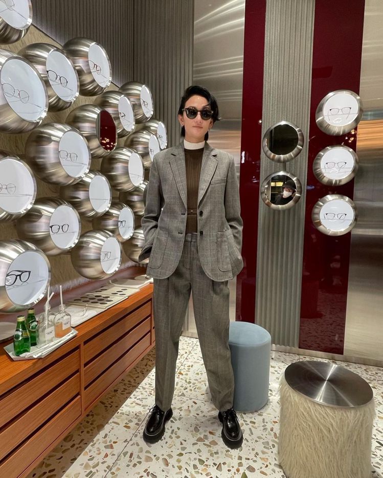 名模富永愛出席眼鏡品牌OLIVER PEOPLES TOKYO東京丸之內店開幕時，以帥氣俐落的格紋西裝穿搭。圖／取自IG