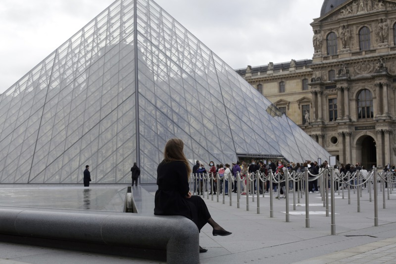 「Sienna Charles」代辦經常為客包場景點，通常會安排客戶在非上班時間到訪，包括法國羅浮宮。美聯社