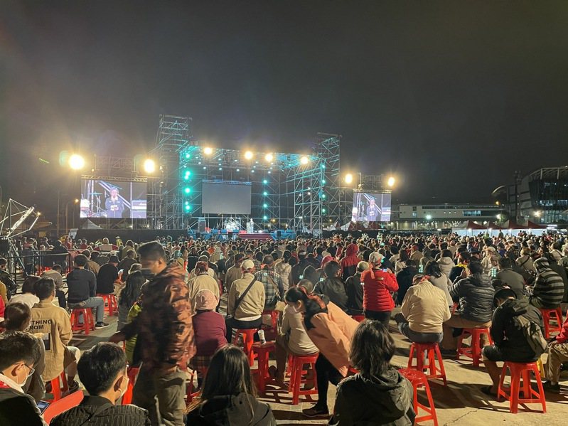 「台灣民主轉骨湯」音樂會今晚6時登場，吸引大批民眾在冷風中熱情參與。記者劉柏均／攝影