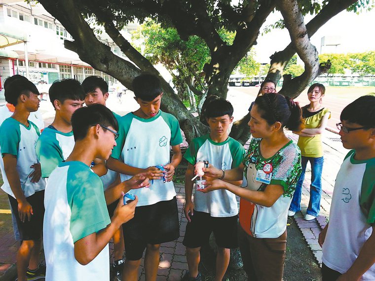 鄭聿淩(前右二)到校園裡辦理青少年戒菸班。圖╱鄭聿淩提供