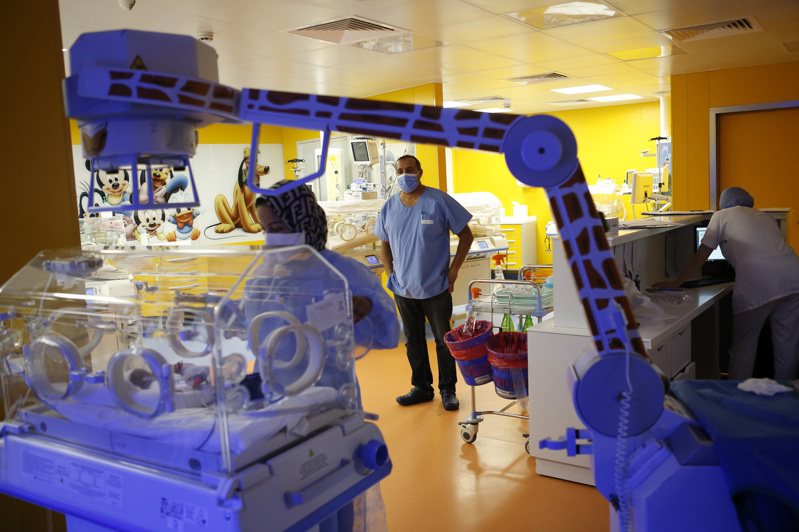 九胞胎诞生后就被留在摩洛哥诊所的保温箱中，由一组医生和护士全天候照顾。美联社(photo:UDN)