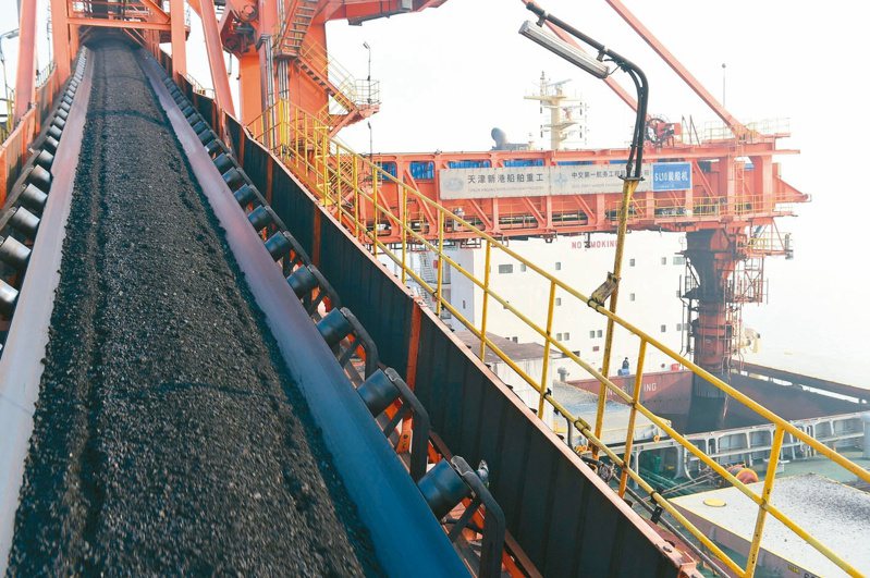 大陸官方制止煤炭企業牟取暴利。圖為河北黃驊港煤炭碼頭正在卸貨煤炭。（彭博資訊）