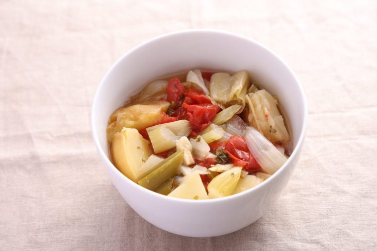 日本醫師推薦用七種蔬菜熬煮成的「希波克拉底湯」，具有調節體內環境與減肥的功效。圖...