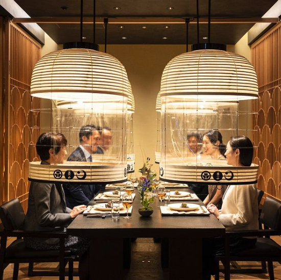 日本飯店虹夕諾雅東京在餐廳內設置了鳥籠造型的「燈籠防疫罩」，引發網友熱議。圖擷自Instagram
