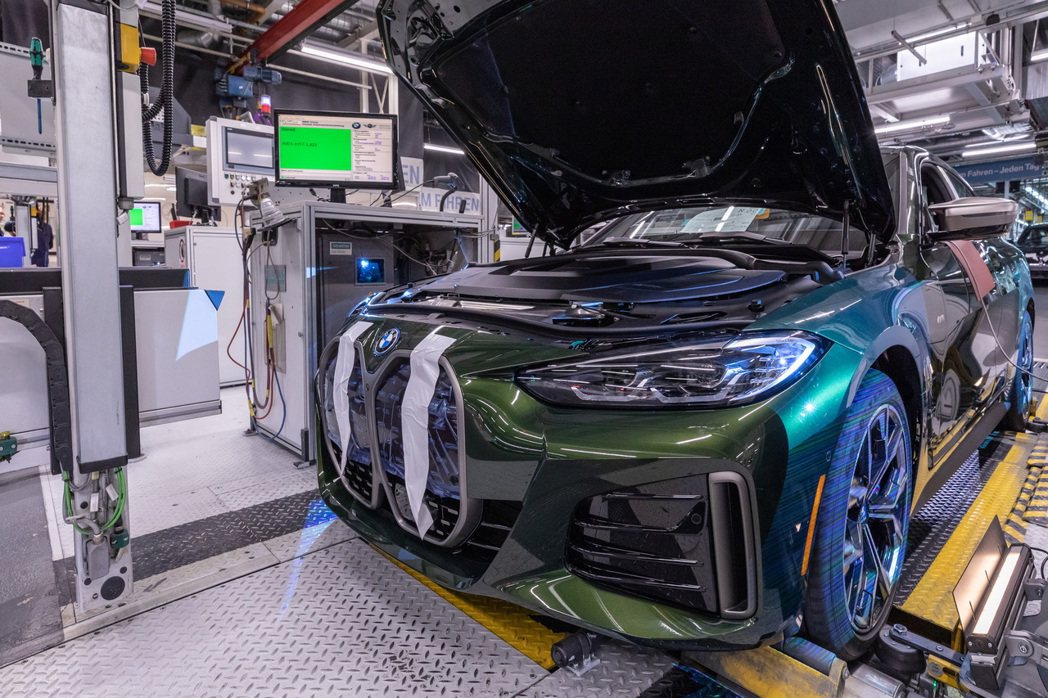 全新BMW i4純電轎跑日前正式於慕尼黑工廠下線。 摘自BMW