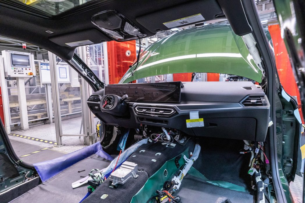 全新BMW i4是慕尼黑廠區產線中的第一款純電作品。 摘自BMW