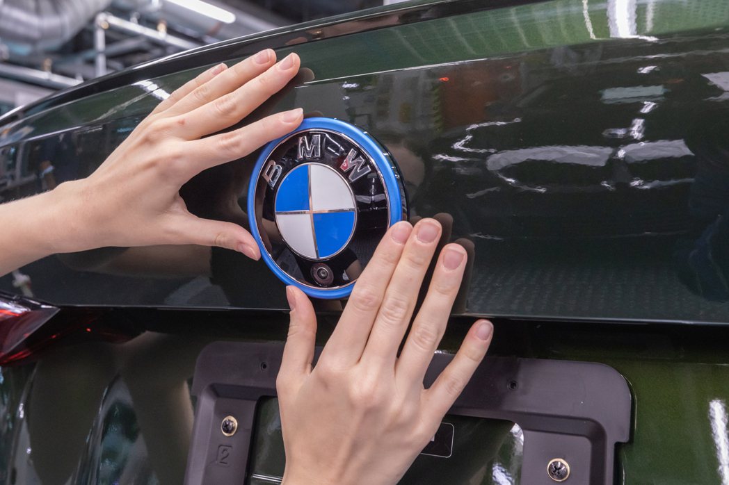 BMW成立近百年的慕尼黑工廠，在近日迎來了首輛純電動車i4下線。 摘自BMW