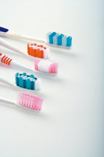 把握「刷牙333法則」，維持口腔清潔。本報資料照片