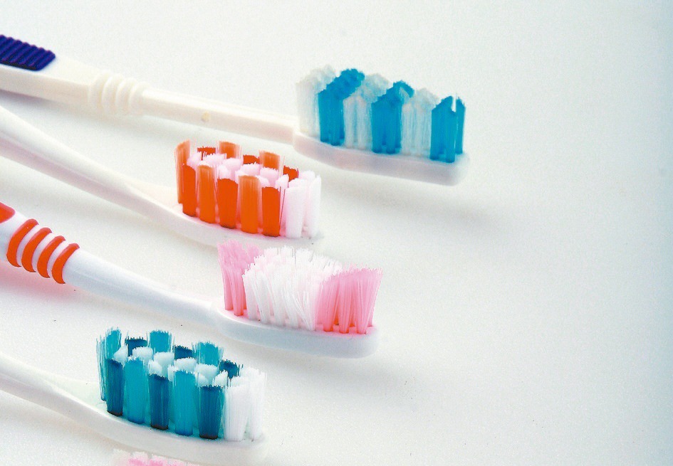 把握「刷牙333法則」，維持口腔清潔。本報資料照片