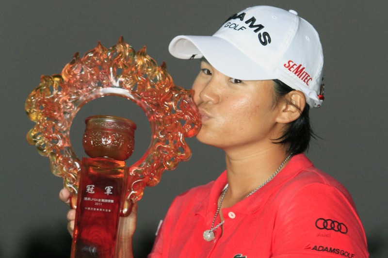 我國前世界球后曾雅妮2011年10月23日在LPGA台灣錦標賽封后，如願在地主球迷前摘冠，賽後親吻著冠軍杯。圖／聯合報系資料照片