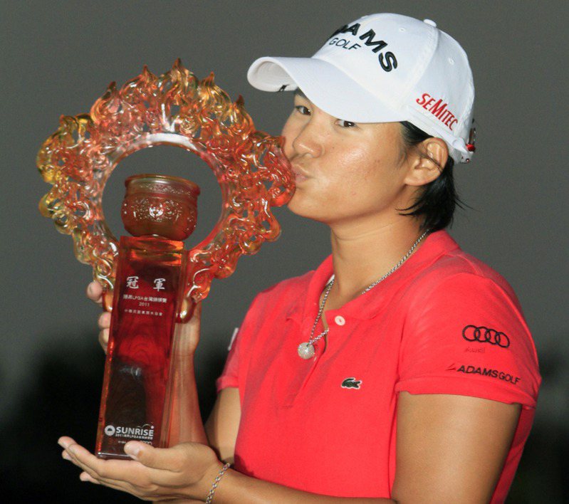 我國前世界球后曾雅妮2011年10月23日在LPGA台灣錦標賽封后，如願在地主球迷前摘冠，賽後親吻著冠軍杯。圖／聯合報系資料照片