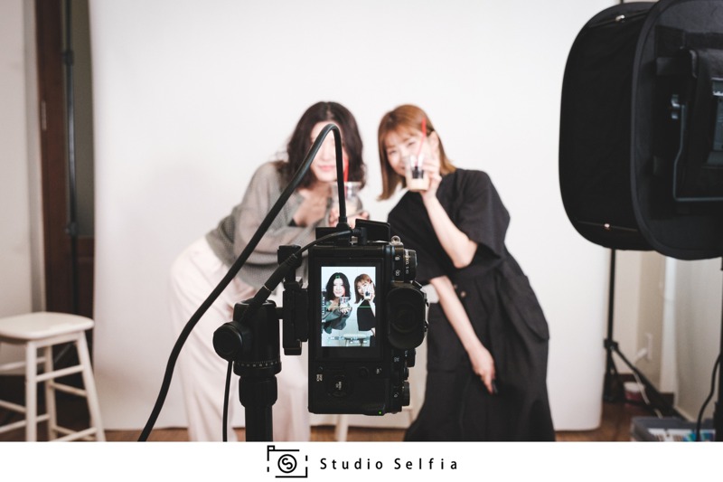 日本十幾歲的年輕人還選擇走進照相館、攝影工作室，用專業攝影器材玩自拍。圖／Studio Selfia提供