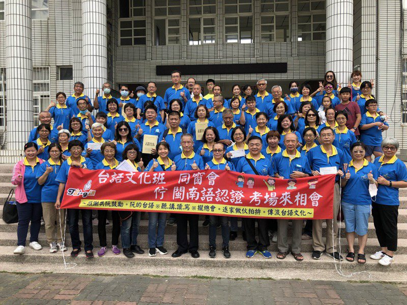 退休校長黃良成連四年在台南四區開台語文化班，下周再開新班。記者周宗禎／攝影