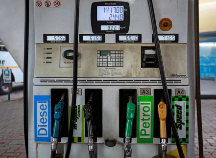 美國西德州原油價格上周連續第九周周線收漲，創下六年來最長連漲紀錄。 （路透）