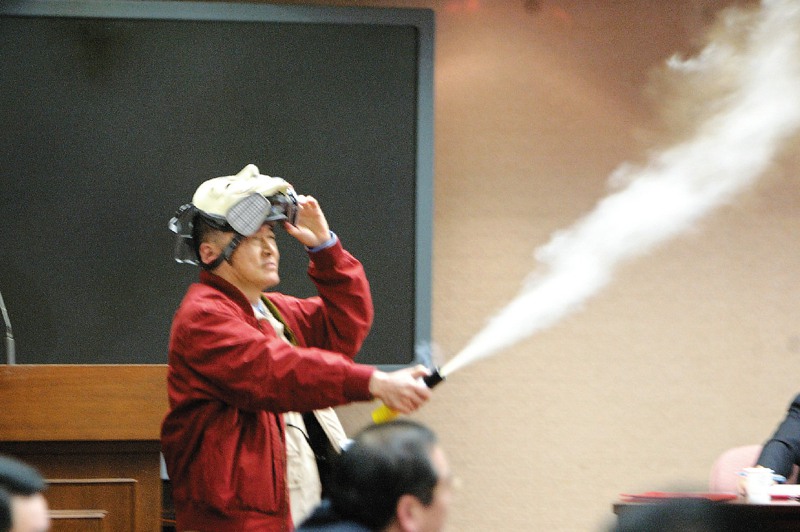 已故知名作家李敖，2006年10月24日擔任立委時，在立院程序委員會噴防暴噴霧表達不滿。圖／聯合報系資料照片