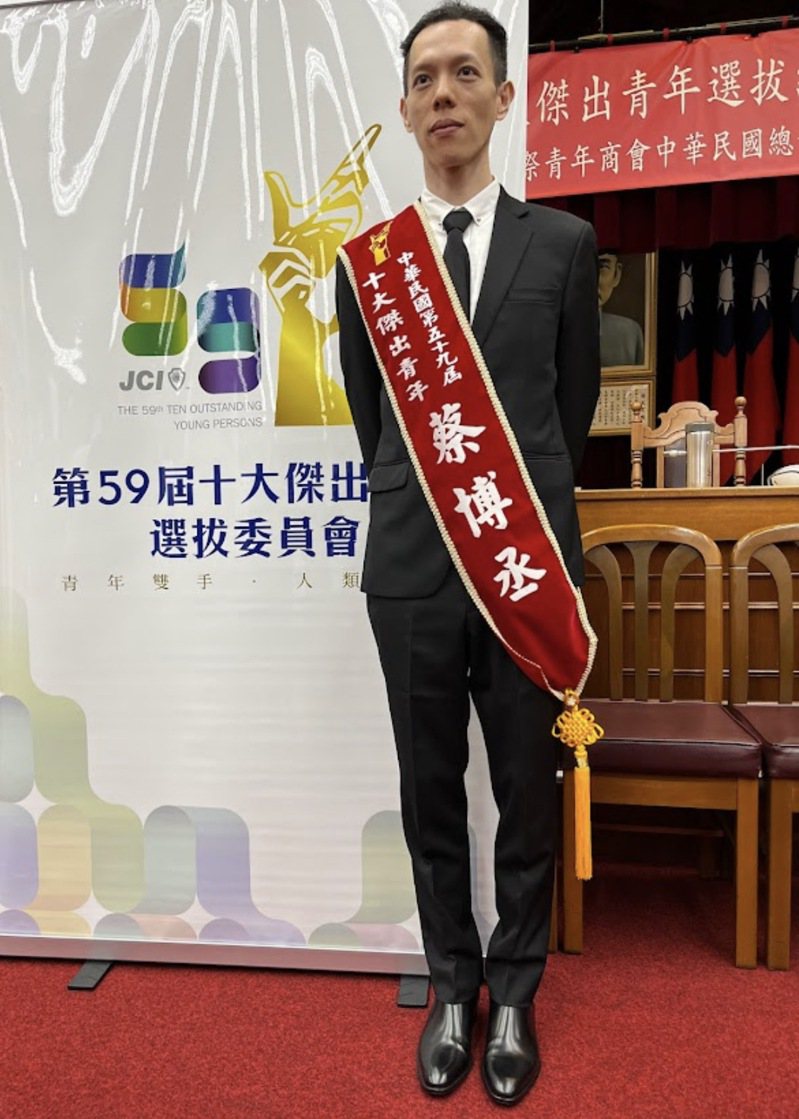 臺灣編舞家蔡博丞是左營高中舞蹈班校友，獲選為十大傑出青年文化藝術類得獎者。圖／左中提供