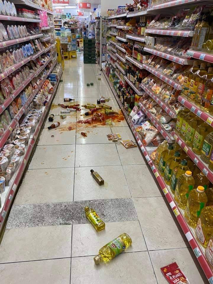 宜蘭有超商放在架上的物品掉落一地，醬料及酒玻璃瓶等破碎。圖／記者戴永華翻攝