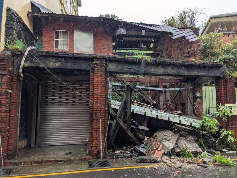 新北市瑞芳逢甲路一處民宅遭宜蘭下午的規模6.5強震震倒。圖／新北市工務局提供
