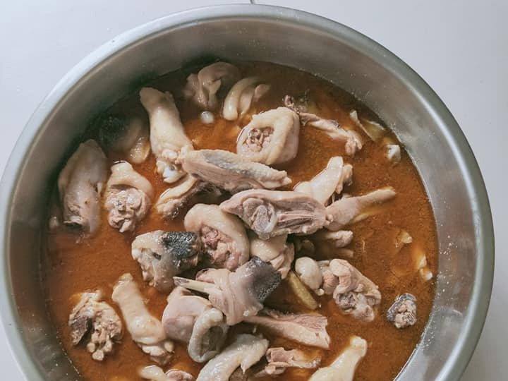網友分享自煮的客家版麻油雞湯，關鍵在於加了冰糖、不放鹽，湯汁拌飯超美味。圖擷自《家常菜》