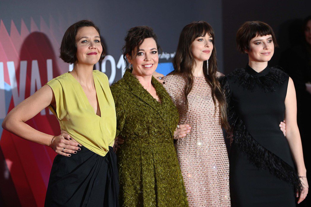 圖為《失去的女兒》（The Lost Daughter）劇組，由左至右為：編導瑪姬．葛倫霍（Maggie Gyllenhaal）、演員奧莉薇雅．柯爾曼（Olivia Colman）、達珂塔．強生（Dakota Johnson）與潔西．伯克利（Jessie Buckley）。 圖／歐新社