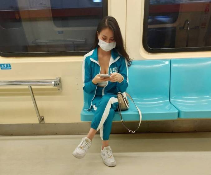 最近台北捷運也出現一位正妹，穿著《魷魚遊戲》456號服裝的照片，美艷的外貌以及火辣的打扮，讓照片在網路上瘋傳。 圖／擷自爆廢公社二館