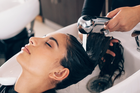 美髮院頭皮護理概念常會創造出很多稀奇古怪的方法，但這些方法的背後幾乎都會影響到頭...