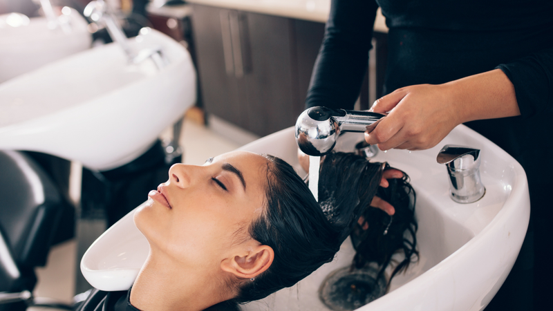  美髮院頭皮護理概念常會創造出很多稀奇古怪的方法，但這些方法的背後幾乎都會影響到頭皮。圖片／Ｃａｎｖａ