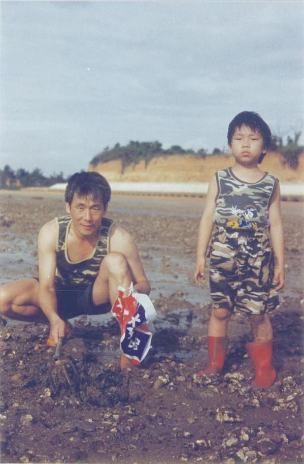 6歲的李洋（右）與爸爸在金門古寧頭海邊玩耍，體會金門人到海邊採蚵的生活。
 圖...