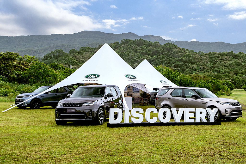 多功能全尺寸七人座豪華休旅Land Rover Discovery正式改款上市，建議售價分別為D250 R-Dynamic SE渦輪柴油329萬元，P300 R-Dynamic SE汽油渦輪357萬元起。 圖／Jaguar Land Rover Taiwan提供