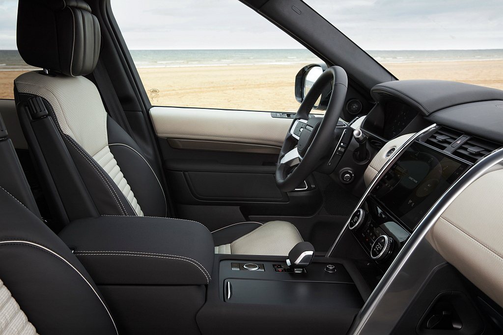 Land Rover Discovery全車座椅標配全新設計的淺牡蠣灰與深色檀木...