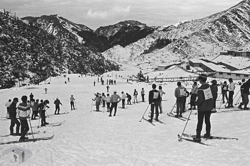 60多年前，海拔3100多公尺的合歡山，每年冬天會有2個月的積雪期，加上地形、坡度的條件，十分適合用作滑雪場地。圖擷自國發會臉書