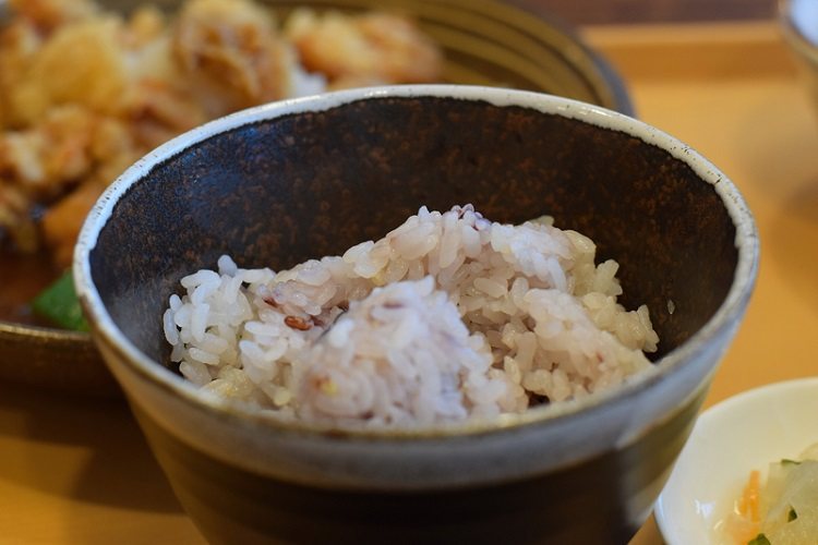糙米是指稻榖去除外殼後，留下了胚芽與米糠，與五穀米皆是屬於未精緻米，營養保留更完...