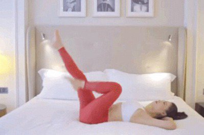 女生必練！睡前花5分鐘在床上做這6組動作，可以瘦全身！