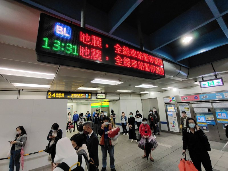 驚恐1分鐘…吊臂搖歪 台北捷運昨因地震停駛，民眾在站外等待。記者林澔一／攝影