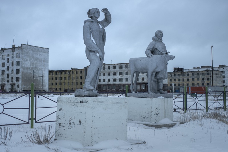 俄國北極海沿岸的佩維克鎮受惠暖化帶來的改變，居民正在迎接新時代。圖為當地的許多1930年代遺跡──蘇聯時期的人物雕像。圖／取自紐約時報