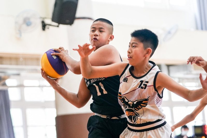 全國小學籃球菁英盃比賽激烈。圖／中華民國國民小學體育總會提供