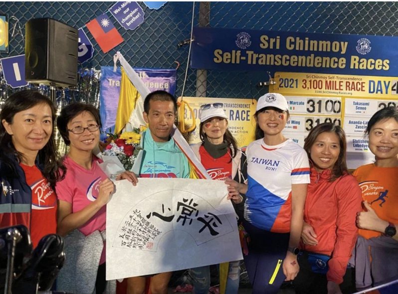 台灣僑胞在比賽後，為完成3100哩超跑的羅維銘(左三)送上禮物。聯合報系資料照／世界日報記者牟蘭攝影