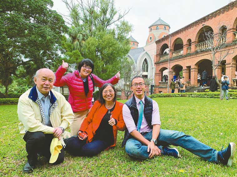 陳玉祥(左)說自己能夠堅持到現在，家人是最大的支持與後盾。圖╱台東基督教醫院提供