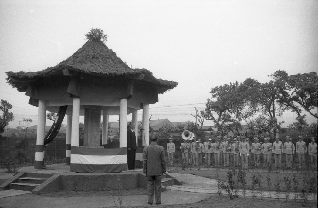 1954年，國父行館及紀念碑於上午在中山北路國父史蹟紀念館舉行揭幕禮，由當時的副總統陳誠主持。 圖／聯合報系資料照片