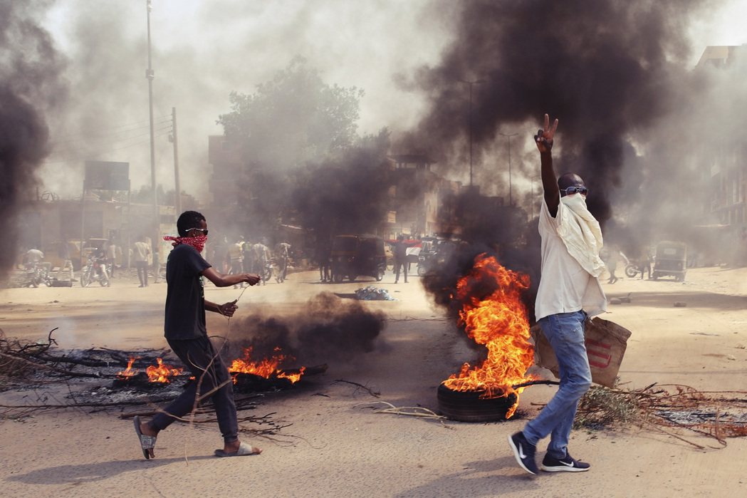 首都喀土木抗議軍事政變的民眾。 圖／美聯社
