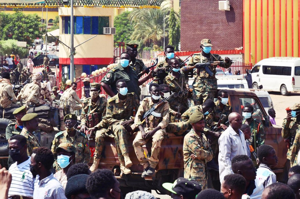軍隊進駐首都喀土木後警戒中。 圖／法新社