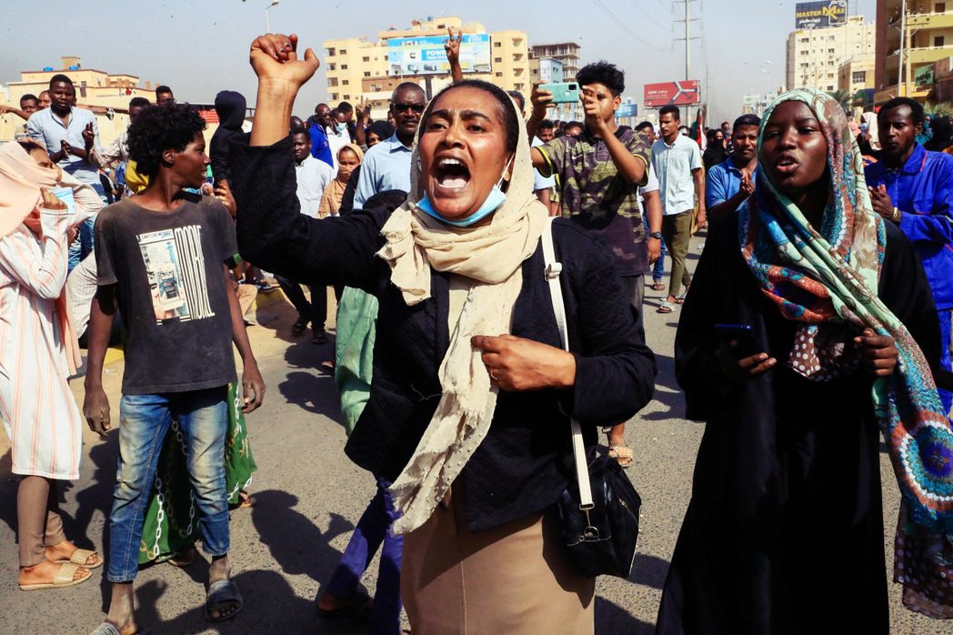 首都喀土木上街抗議軍隊政變的民眾們。 圖／法新社