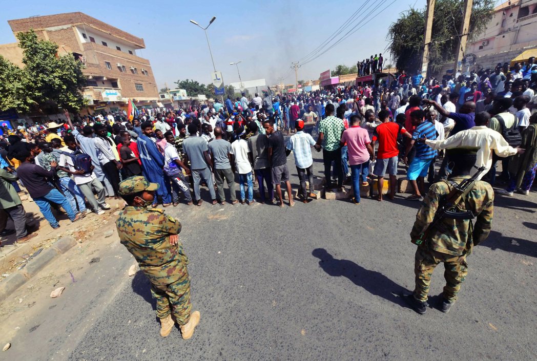 政變以後，在首都喀土木警戒中的士兵和抗議民眾。 圖／法新社
