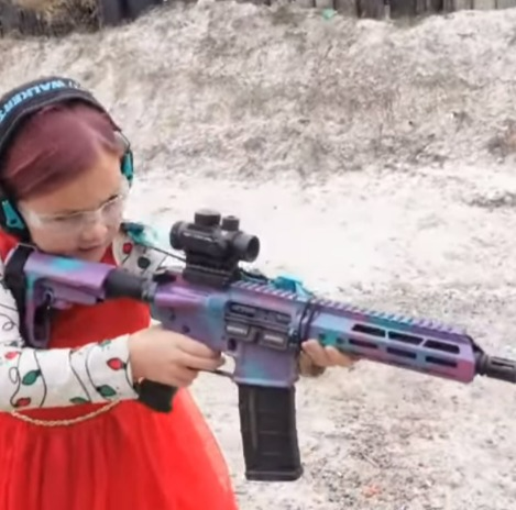 8歲女童開槍枝頻道。圖／取自youtube