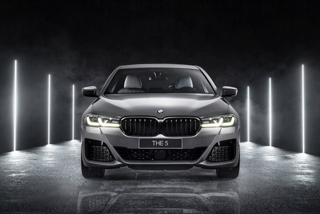 全新2022年式BMW 5系列具備主動式進氣調節功能的雙腎型水箱護罩，結合全新雙...