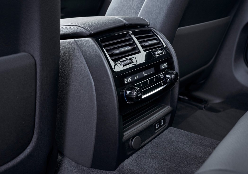 全新BMW 5系列內裝施以精緻材質鋪陳，配備環艙氣氛燈組與尊榮旗艦車款專屬的豪華...