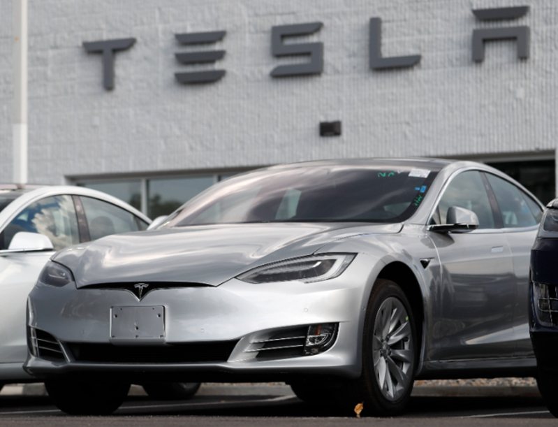 特斯拉（Tesla）股價飆漲，使這家電動車企業市值一度衝破1兆美元。 美聯社