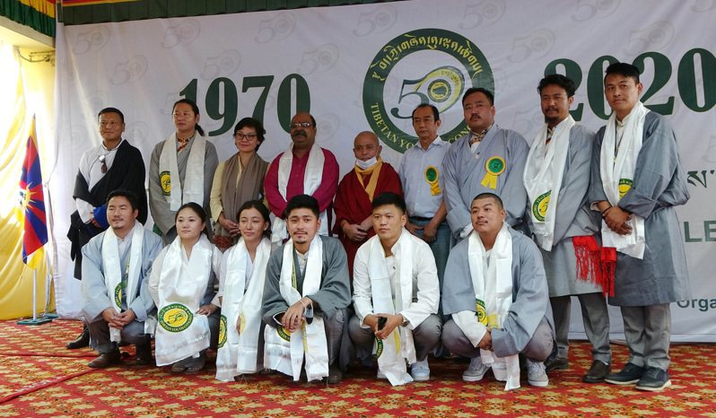西藏青年大會（TYC）26日在印度首都德里舉行成立50週年慶典。圖為會長貢布頓珠（Gonpo Dhondup，後排右3）及其他與會貴賓合影。 中央社