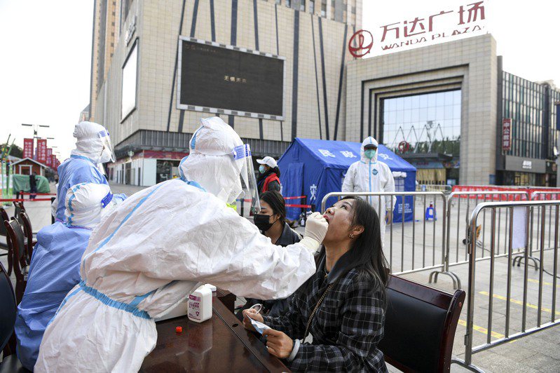 在宁夏银川市金凤区万达广场採样点，医务人员在对居民进行核酸採样。（新华社）(photo:UDN)